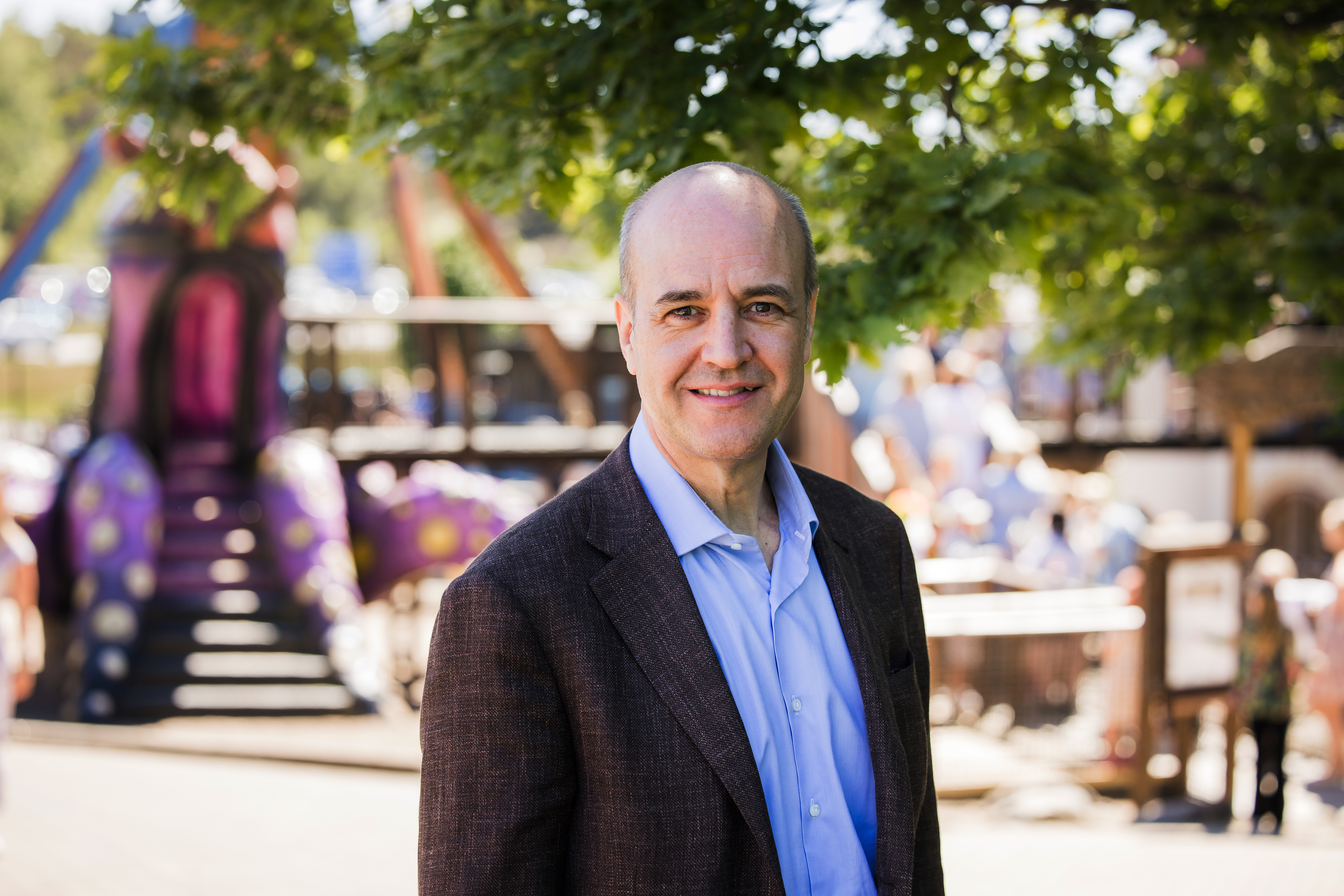 Fredrik Reinfeldt vid nöjespark.