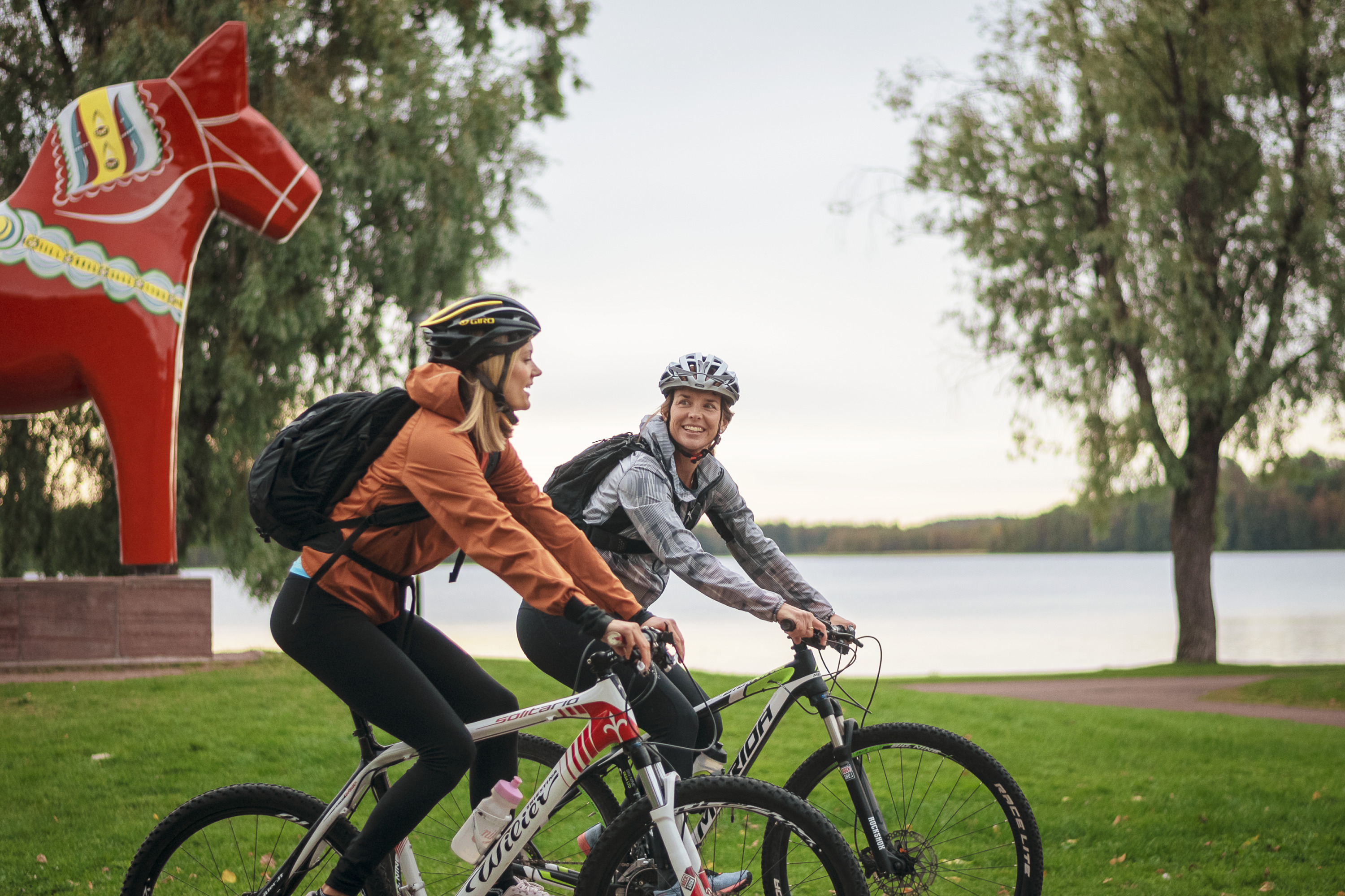 Två personer cyklar längs Siljans strand i centrala Mora.