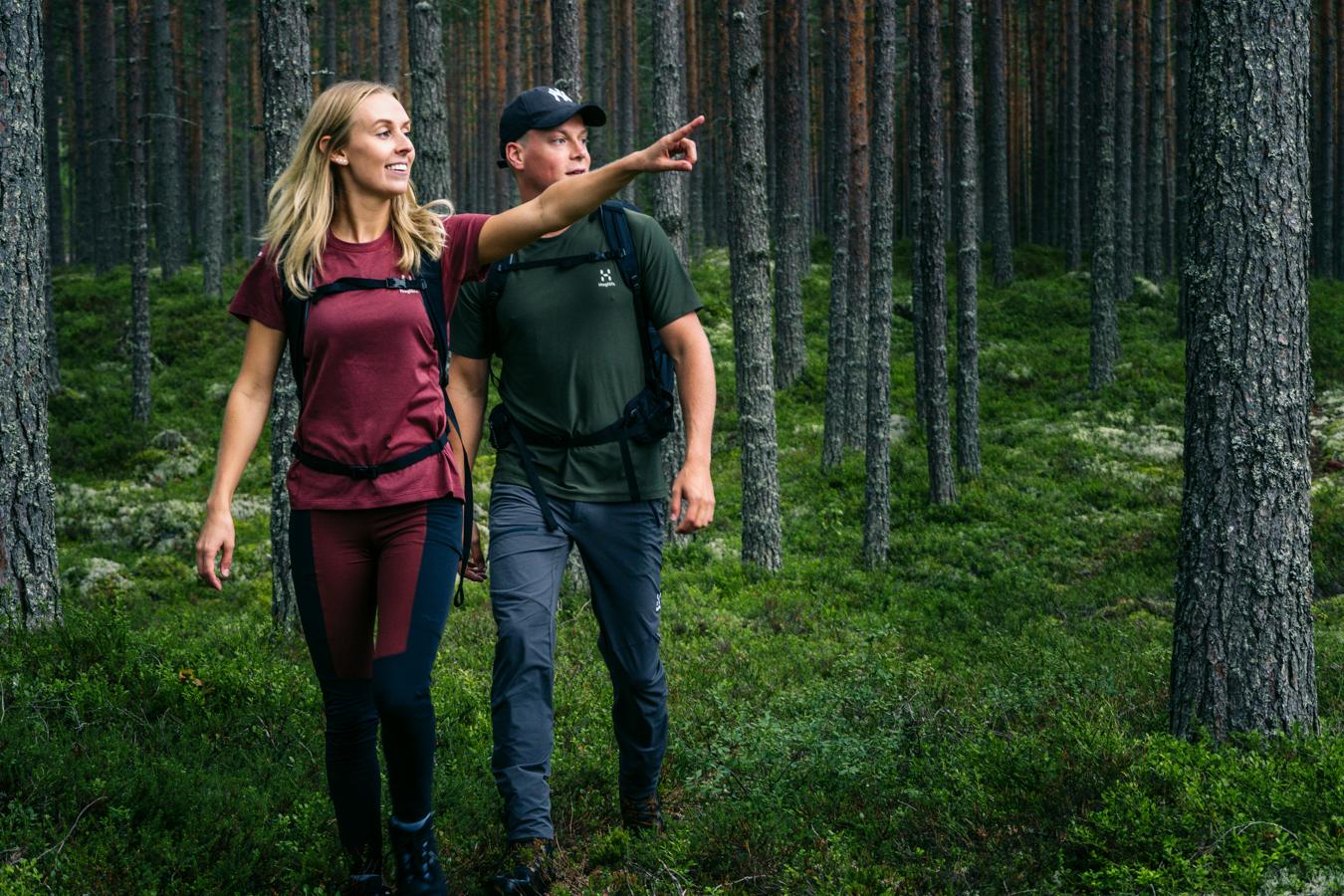 Två personer vandrar i skogen i Dalarna.
