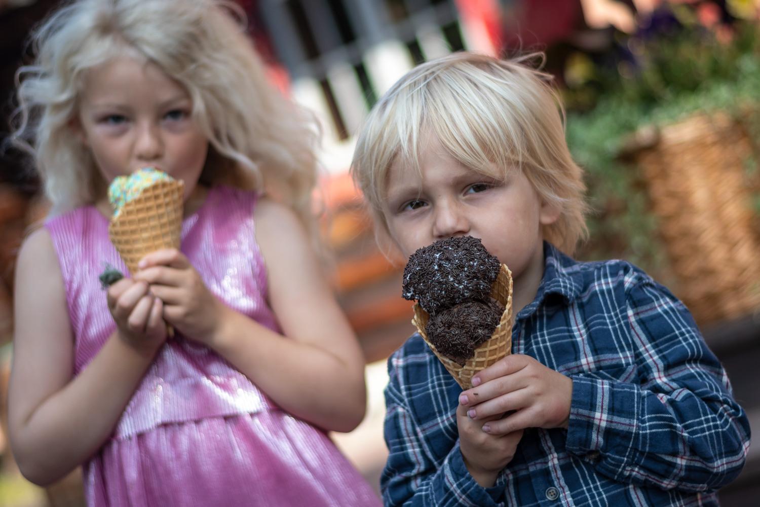 Två barn som äter glass.
