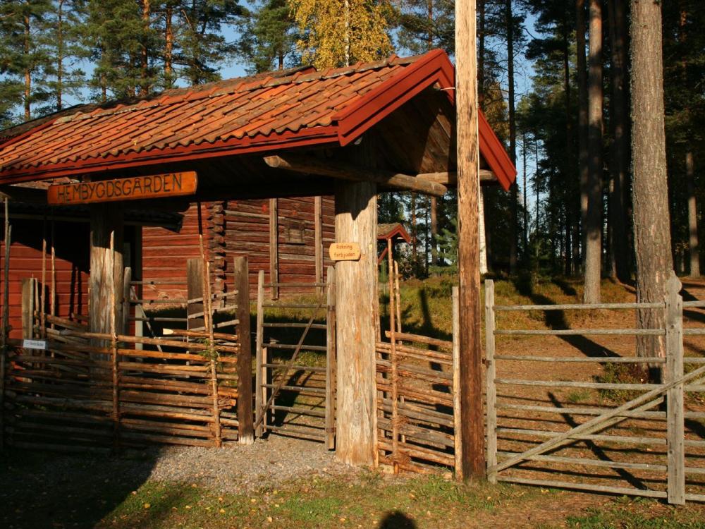 Gjärdesgård in till Sunnansjö hembygdsgård.