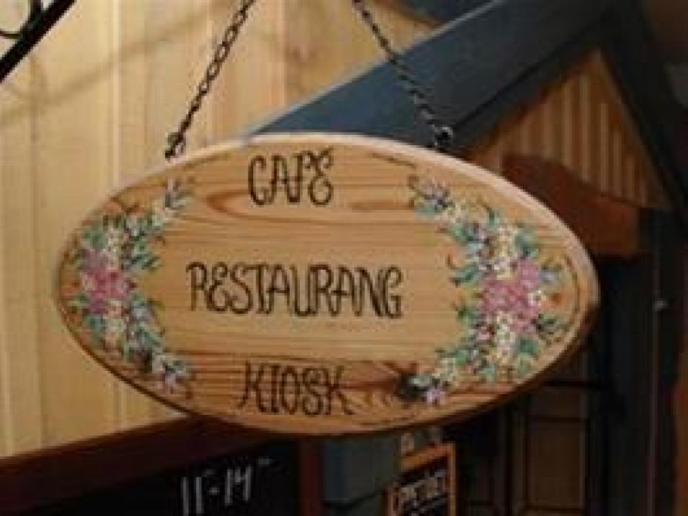 En skylt med restaurangens namn.
