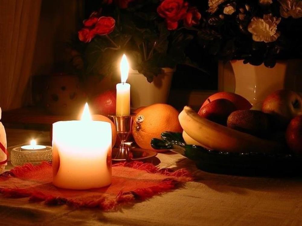 Candles and a fruitplate on a table