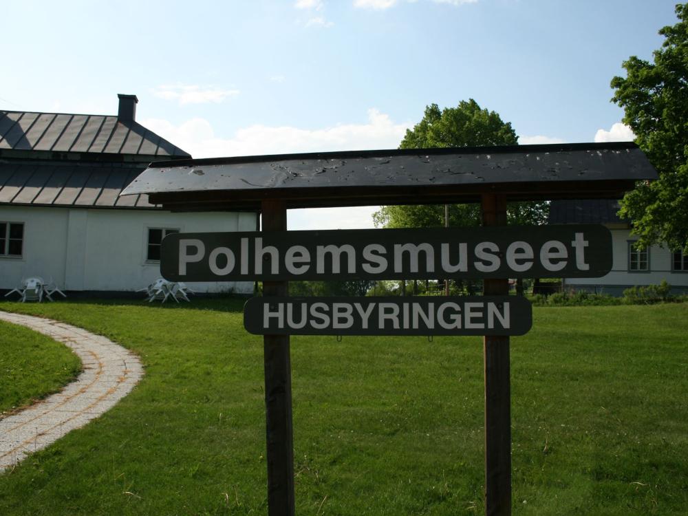 Sign outside the museum that says Polhemsmuseet Husbyringen.